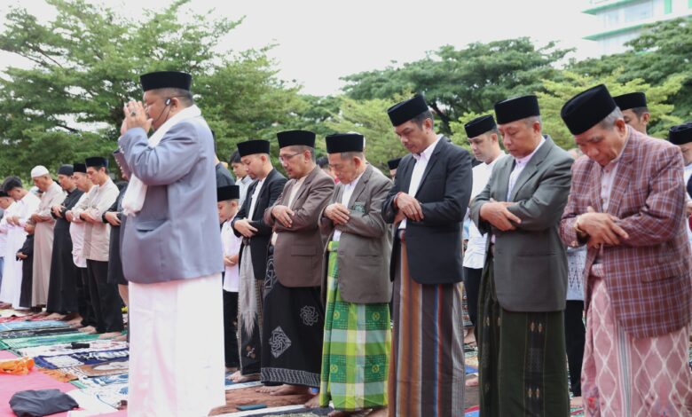 Pj Sekda Makassar Laksanakan Salat Idul Fitri Bersama Keluarga dan Masyarakat di Anjungan Losari