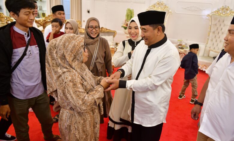 Hingga Malam, Warga Terus Berdatangan ke Open House Lebaran Pj Gubernur Sulsel
