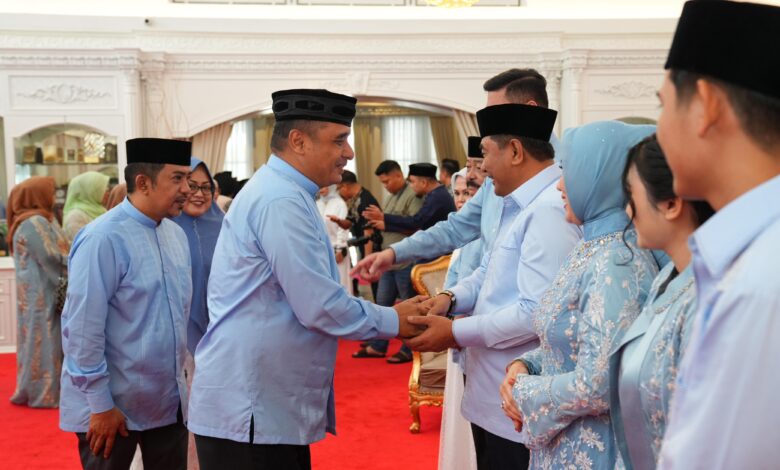 Open House Hari Kedua Lebaran, Pj Gubernur dan Ketua PKK Sulsel Terima Kunjungan Silaturahmi Bupati Wali Kota dan Jajaran