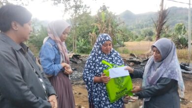 Korban Kebakaran di Desa Cinennung dapat Bantuan dari Baznas Bone