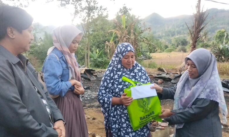 Korban Kebakaran di Desa Cinennung dapat Bantuan dari Baznas Bone