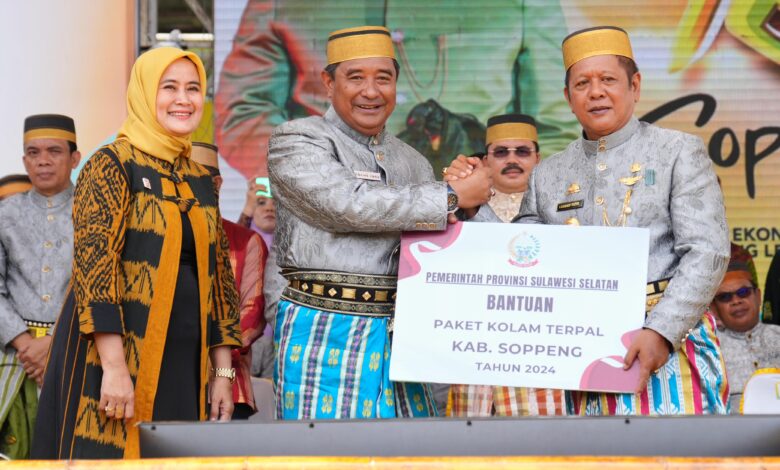 Hadiri Peringatan Hari Jadi Soppeng ke-763, Pj Gubernur Bahtiar Serahkan Bantuan dan Resmikan Sejumlah Proyek