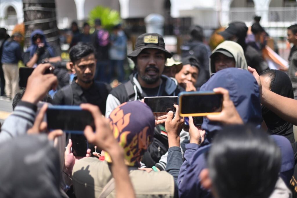 Koalisi Wartawan Geruduk PN Makassar Protes Gugatan Perdata Rp700 Miliar Mantan Stafsus AS Terhadap Dua Media Online