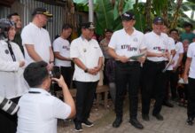Pj Gubernur Bahtiar Baharuddin Dampingi Menteri AHY Serahkan 50 Sertifikat Hasil PTSL di Gowa