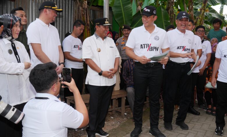 Pj Gubernur Bahtiar Baharuddin Dampingi Menteri AHY Serahkan 50 Sertipikat Hasil PTSL di Gowa