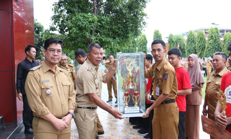Raih Juara Bergilir, Bupati Andi Utta Serahkan Piala dan Sertifikat Penghargaan kepada Siswa SLBN Bulukumba