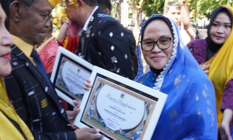 Mewakili Wali Kota Palu, Sekda Irmayanti Terima Penghargaan dari Gubernur Sulteng