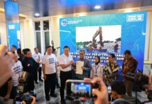 Pemkot Makassar Terima Sertifikat Elektronik Senilai Rp3 Triliun dari Menteri AHY