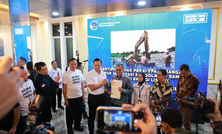 Pemkot Makassar Terima Sertifikat Elektronik Senilai Rp3 Triliun dari Menteri AHY