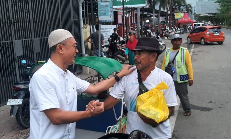 Andi Rio Dekatkan Diri Pada Masyarakat Sambil Berbagi Paket Ramadan kepada Yatim Piatu