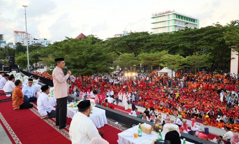 Danny Pomanto Buka Puasa Bersama dan Berbagi Keberkahan dengan Satgas Kebersihan