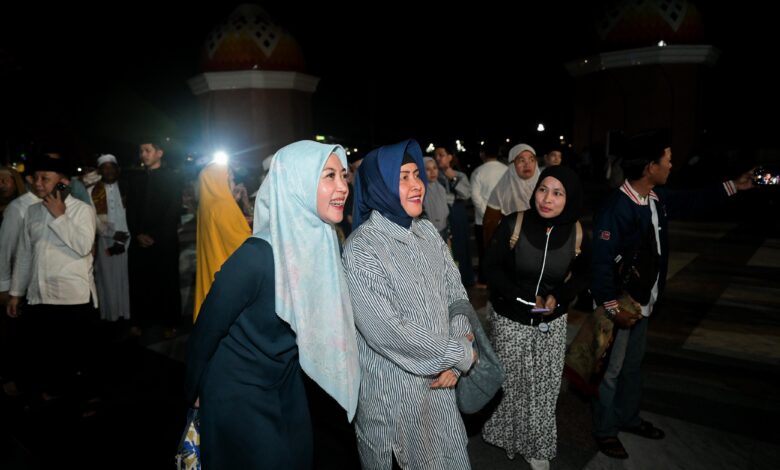 Bersama Warga Makassar, Ketua TP PKK Itikaf di Masjid Kubah 99
