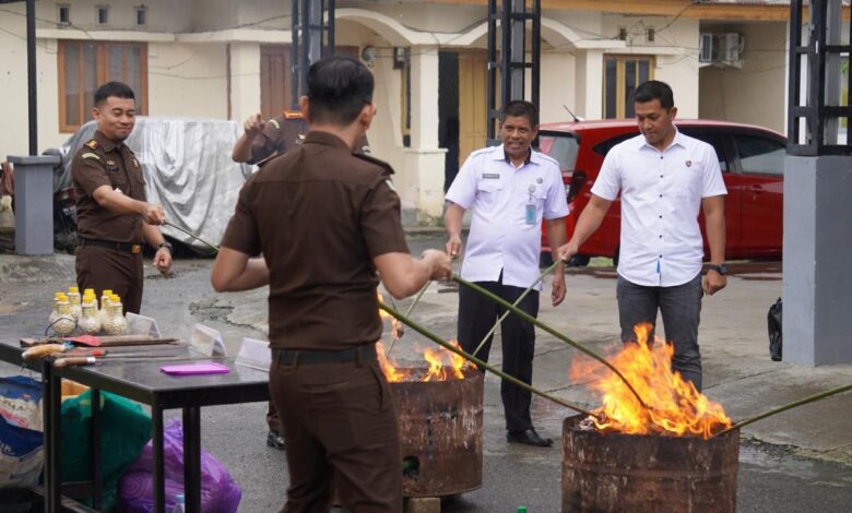 Telah Berkuatan Hukum, Kejari Bone Musnahkan Barang Bukti Narkotika dan Bukti Lainnya