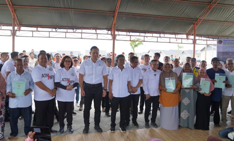 Menteri AHY Serahkan 655 Sertipikat Tanah Hasil PTSL Kepada di Kota Palu