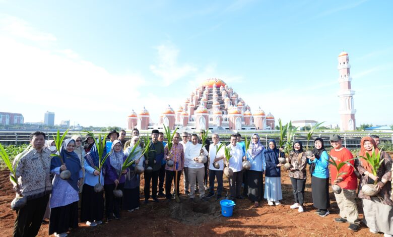 Penanaman Pohon Kelapa Genjah di Taman Religi CPI di Sela Halal Bihalal Dinas TPH-BUN Sulsel