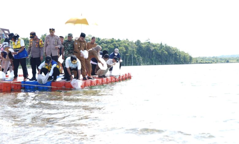 Tebar 250 Ribu Benih, Pj Gubernur Sulsel Target Wajo Jadi Pusat Ikan Air Tawar