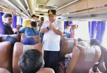 Penjabat Gubernur Sulsel Lepas 500 Peserta Mudik Gratis, Beri Bantuan Paket Sembako