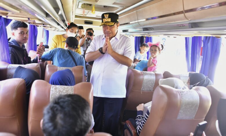 Penjabat Gubernur Sulsel Lepas 500 Peserta Mudik Gratis, Beri Bantuan Paket Sembako