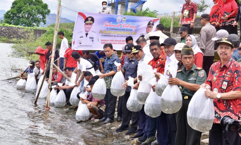 Tebar 100 Ribu Benih Ikan, Pj Gubernur Sulsel Ajak Masyarakat Rawat Bendungan Bili-Bili