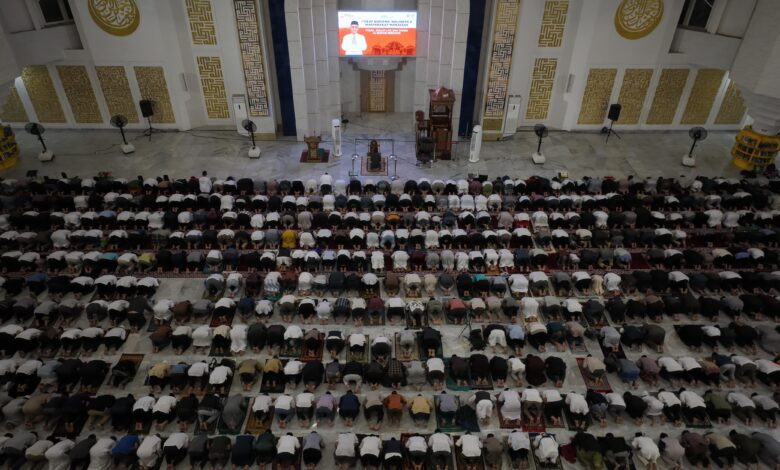 Danny Pomanto dan Ribuan RT-RW se-Makassar Khusyuk Itikaf Ramadan di Masjid Kubah 99