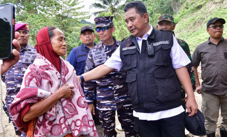 Tembus Titik Longsor Menuju Desa Kadundung, Pj Gubernur Bahtiar Pastikan Ketersediaan Bahan Pangan Warga Korban Bencana