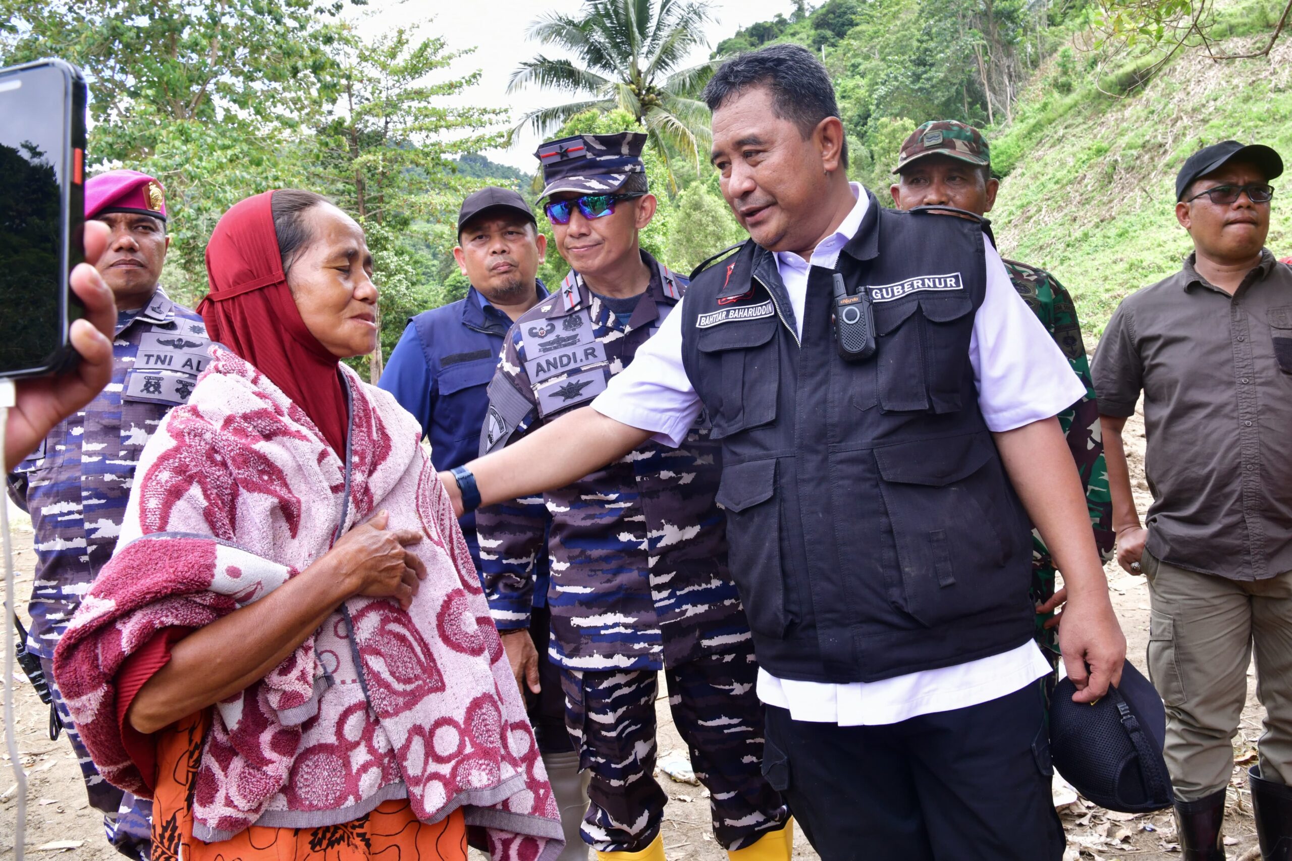 Tembus Titik Longsor Menuju Desa Kadundung, Pj Gubernur Bahtiar Pastikan Ketersediaan Bahan Pangan Warga Korban Bencana