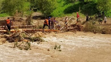 DamKarMat Makassar Ikut Bangun Jembatan Darurat Menuju Titik Banjir dan Tanah Longsor di Luwu
