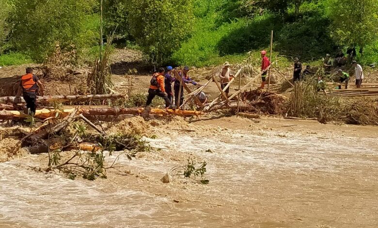 DamKarMat Makassar Ikut Bangun Jembatan Darurat Menuju Titik Banjir dan Tanah Longsor di Luwu