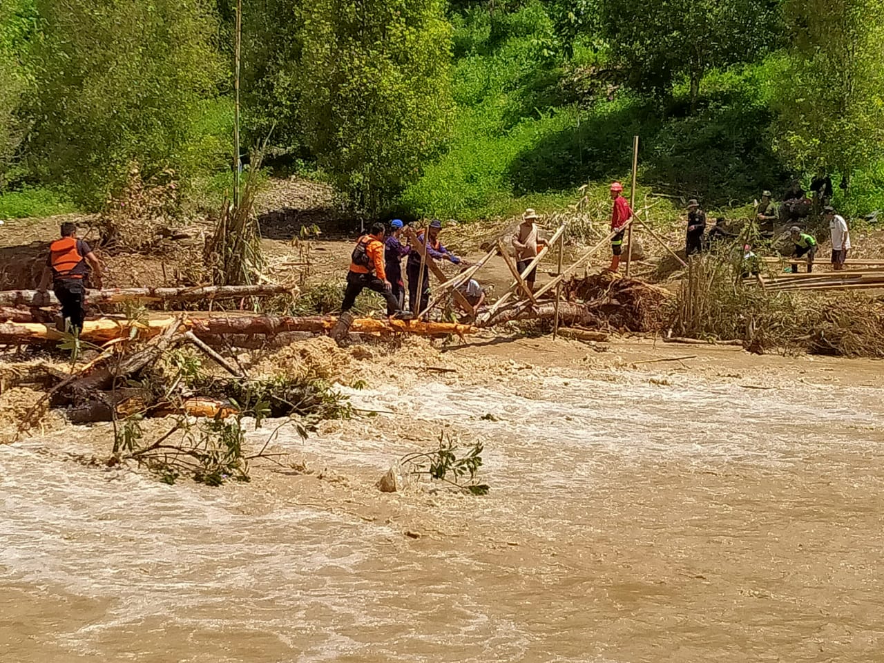 DamKarMat Makassar Ikut Bangun Jembatan Darurat Menuju Titik Banjir dan Tanah Longsor di Luwu