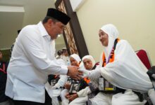Lepas Kloter 1 Jemaah Haji Embarkasi Makassar, Pj Gubernur: Luruskan Niat Hanya untuk Beribadah