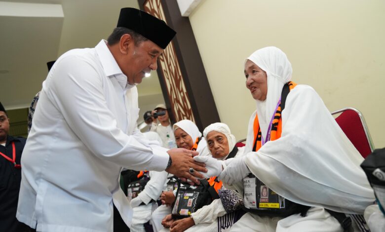 Lepas Kloter 1 Jemaah Haji Embarkasi Makassar, Pj Gubernur: Luruskan Niat Hanya untuk Beribadah