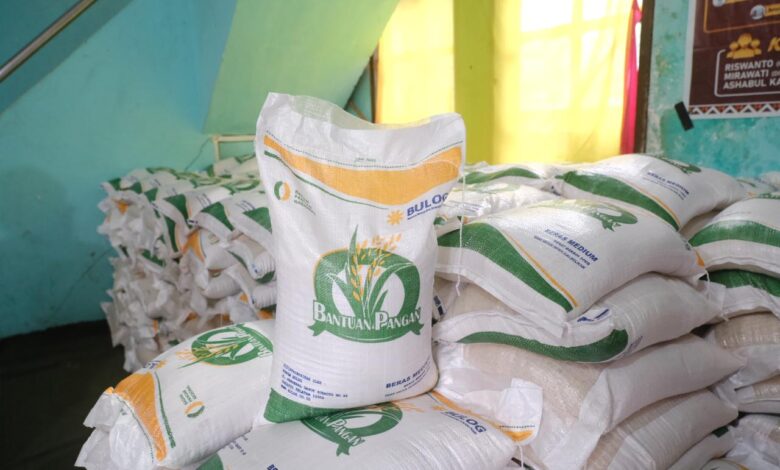 Pemkab Gowa - Bulog Salurkan 54.800 Kg Beras Bantuan di Kecamatan Somba Opu