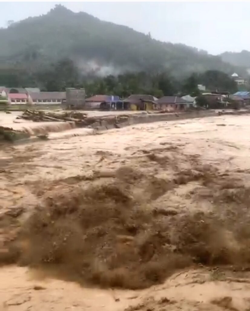 Banjir dan Longsor Terjang 5 Kabupaten di Sulsel, Pj Gubernur Bahtiar Sampaikan Duka Mendalam