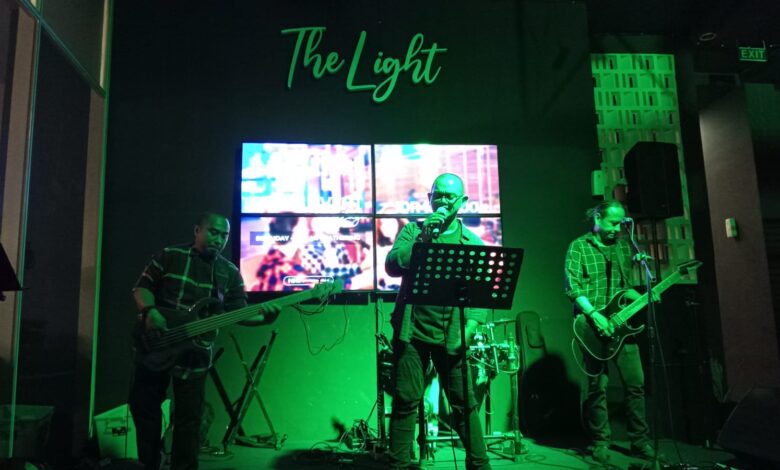 The Light Mercure Makassar Nexa Pettarani Hadirkan Malam Spesial Live Musik Bersama Blue C Band