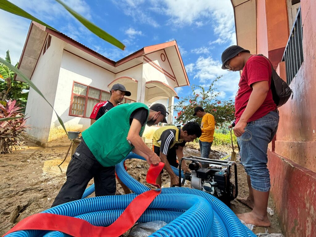 Tim LAZ Hadji Kalla Berikan Bantuan Logistik Bagi Korban Banjir Bandang Sulsel