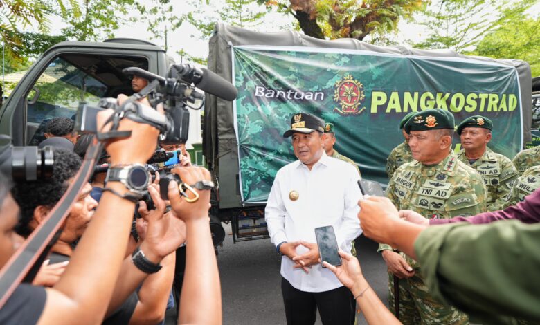 Pj Gubernur Sulsel dan Pangdiv 3 Kostrad Lepas 10 Truk Bantuan untuk Korban Banjir di Luwu