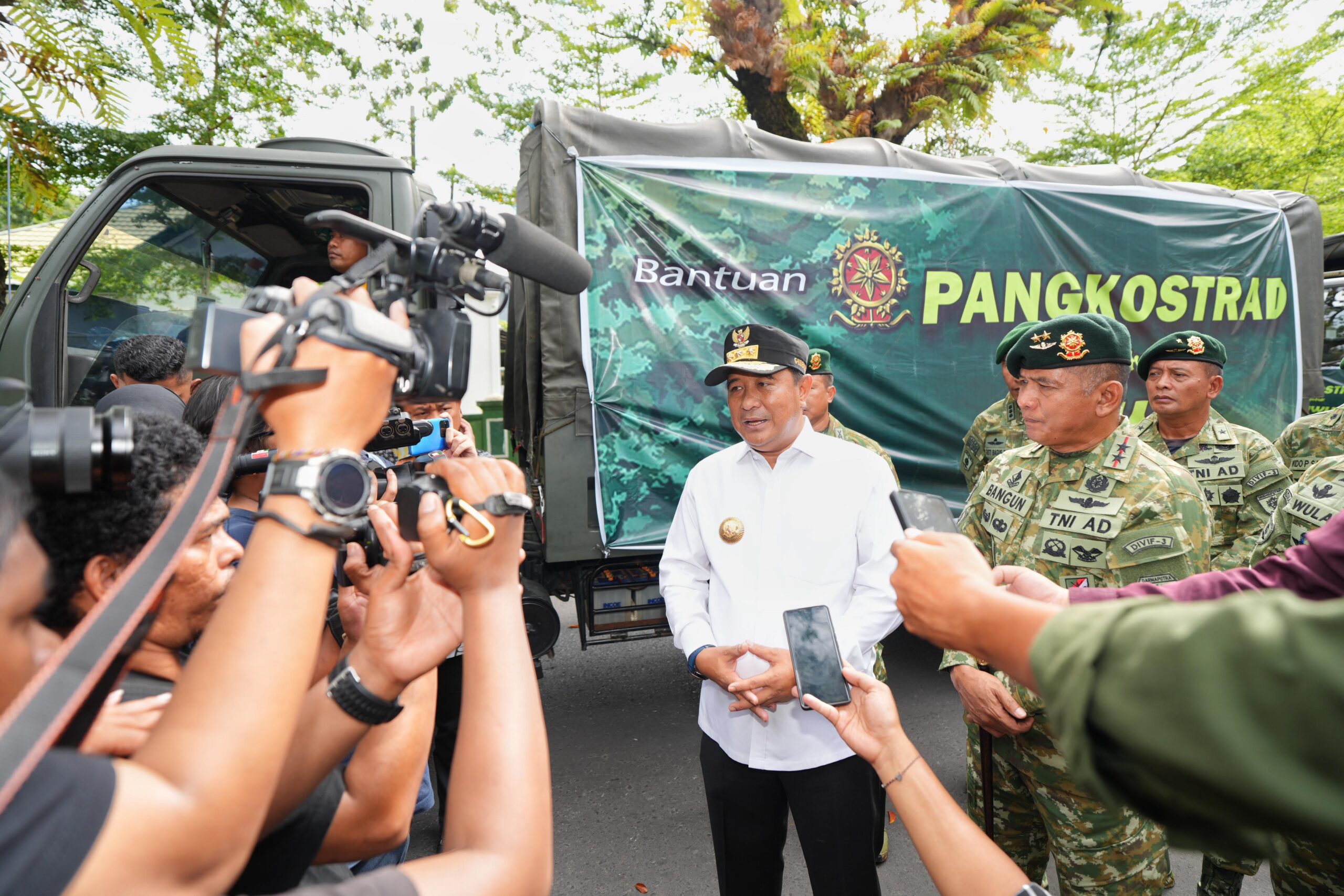 Pj Gubernur Sulsel dan Pangdiv 3 Kostrad Lepas 10 Truk Bantuan untuk Korban Banjir di Luwu