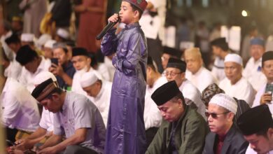 Bocah 7 Tahun Azan Subuh Bersuara Merdu di Salat Subuh Berjemaah Pemkot Makassar