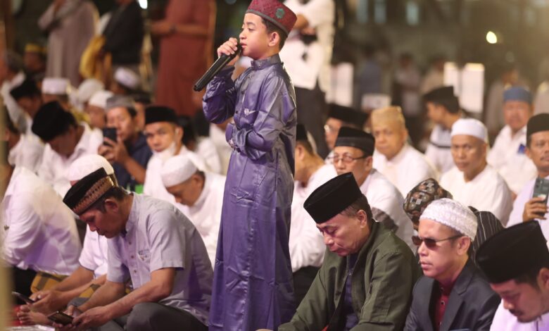 Bocah 7 Tahun Azan Subuh Bersuara Merdu di Salat Subuh Berjemaah Pemkot Makassar