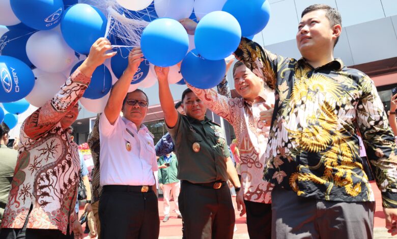 Danny Pomanto Hadiri Grand Opening Dealer Chery Veteran, Bukti Peluang Investasi Kota Makassar Kian Unggul