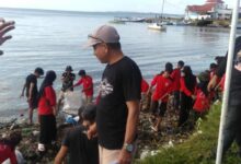 Jaga Ekosistem, DLH Bone Gandeng Pemuda Pesisir Bajoe Gelar Bersih-Bersih Pantai