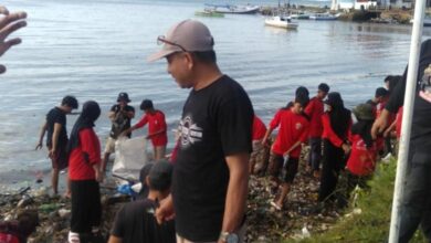 Jaga Ekosistem, DLH Bone Gandeng Pemuda Pesisir Bajoe Gelar Bersih-Bersih Pantai