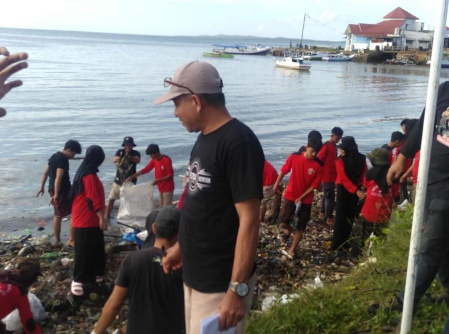 Jaga Ekosistem, DLH Bone Gandeng Pemuda Pesisir Bajoe Gelar Bersih-Bersih Pantai