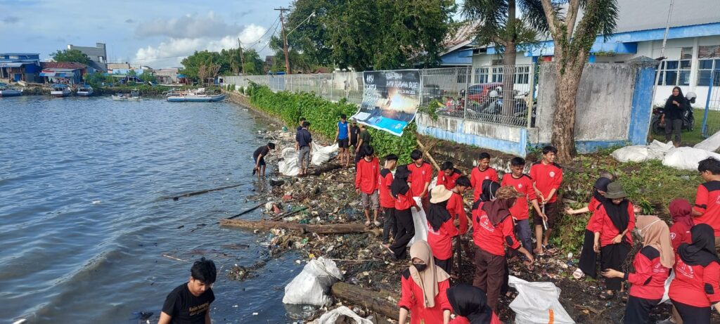 Jaga Ekosistem, DLH Bone Gandeng Pemuda Pesisir Bajoe Gelar Bersih-Bersih Pantai