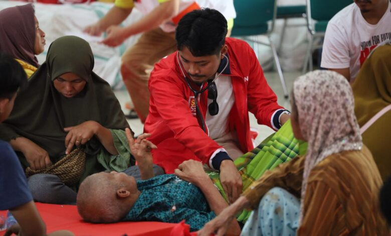 Dokter Udin Pimpin Tim Medis Pemkot Makassar Periksa Kesehatan Korban Banjir Luwu