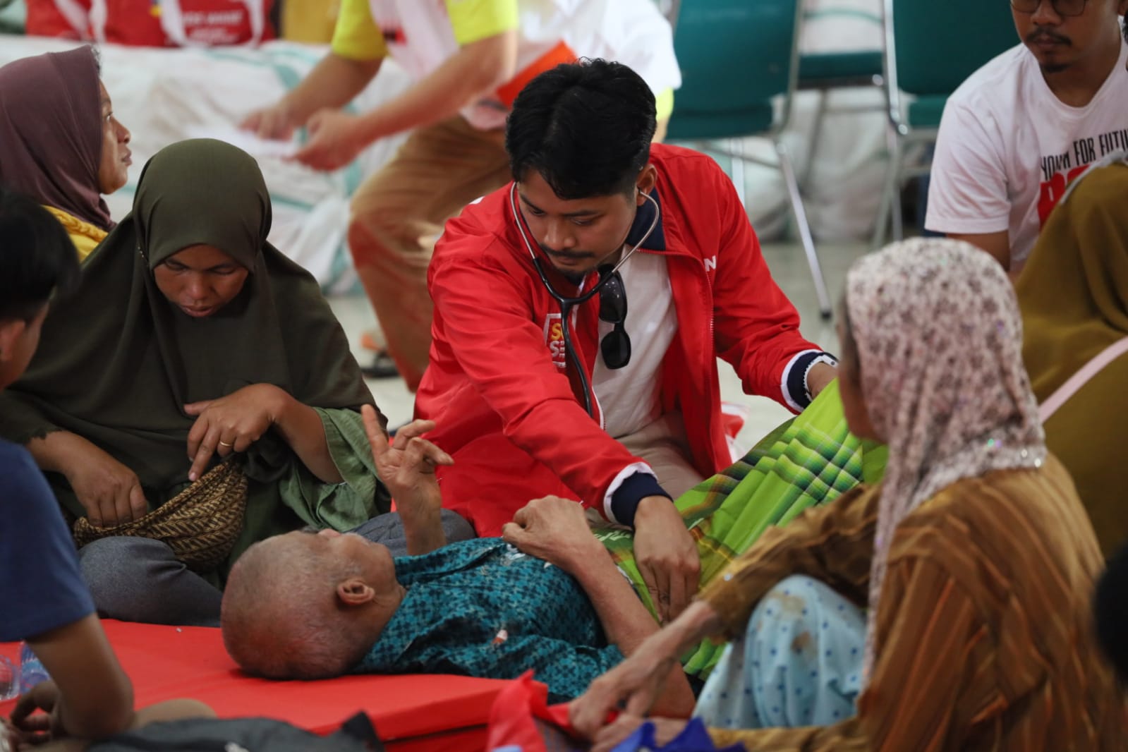 Dokter Udin Pimpin Tim Medis Pemkot Makassar Periksa Kesehatan Korban Banjir Luwu