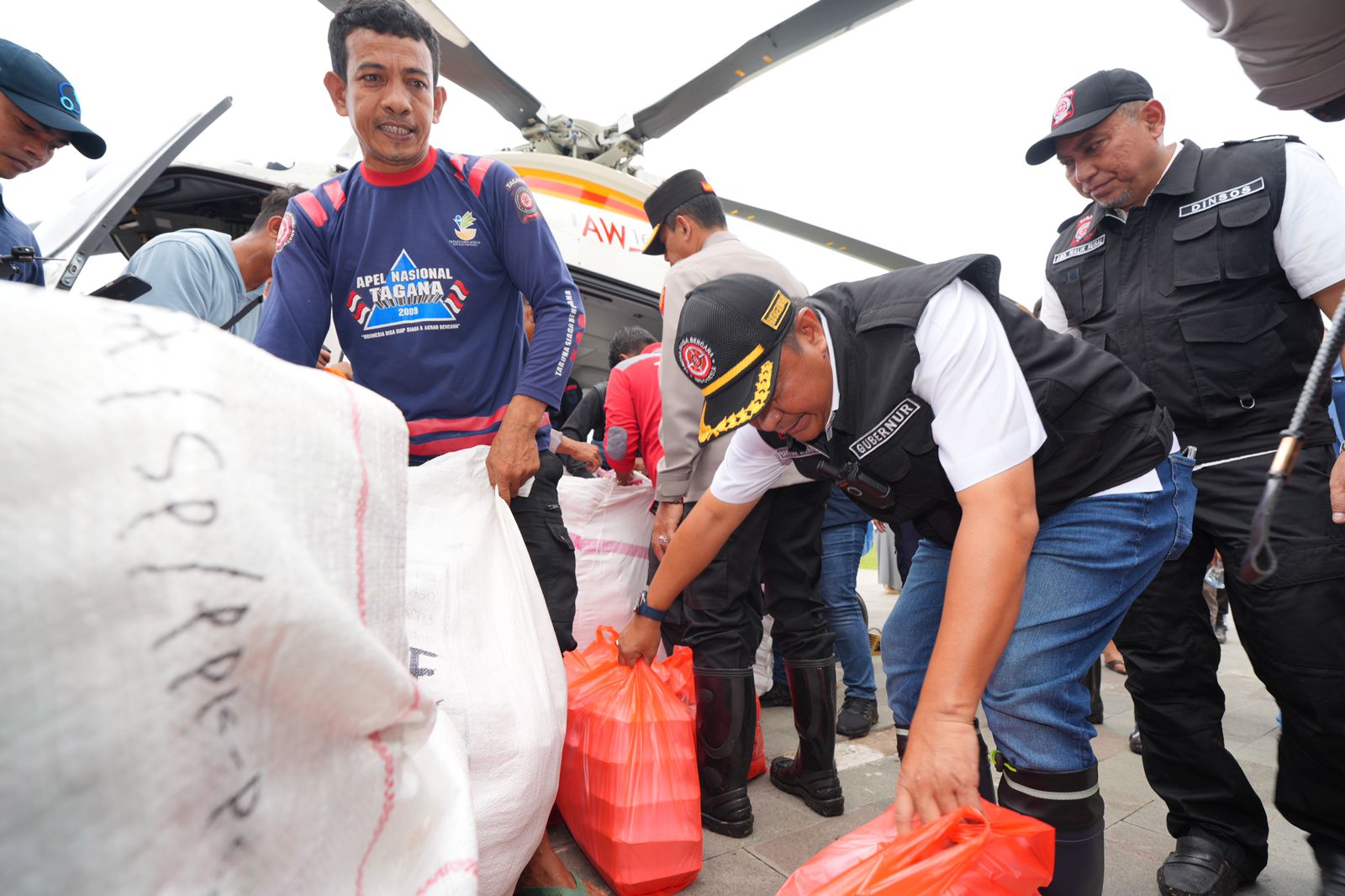 Helikopter Pembawa Bantuan Berhasil Mendarat di Latimojong Luwu, 8 Warga Ikut Dievakuasi