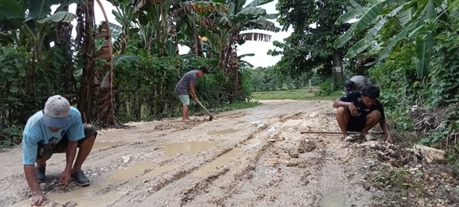 Akses Jalan Bandara Arung Palakka Bone Rusak Parah