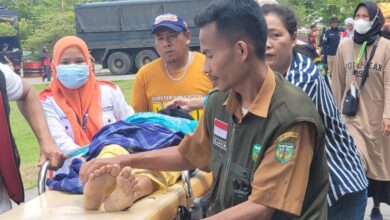 Nakes Sulsel Rela Jalan Kaki untuk Layani Korban Banjir dan Longsor di Titik Terisolir Latimojong