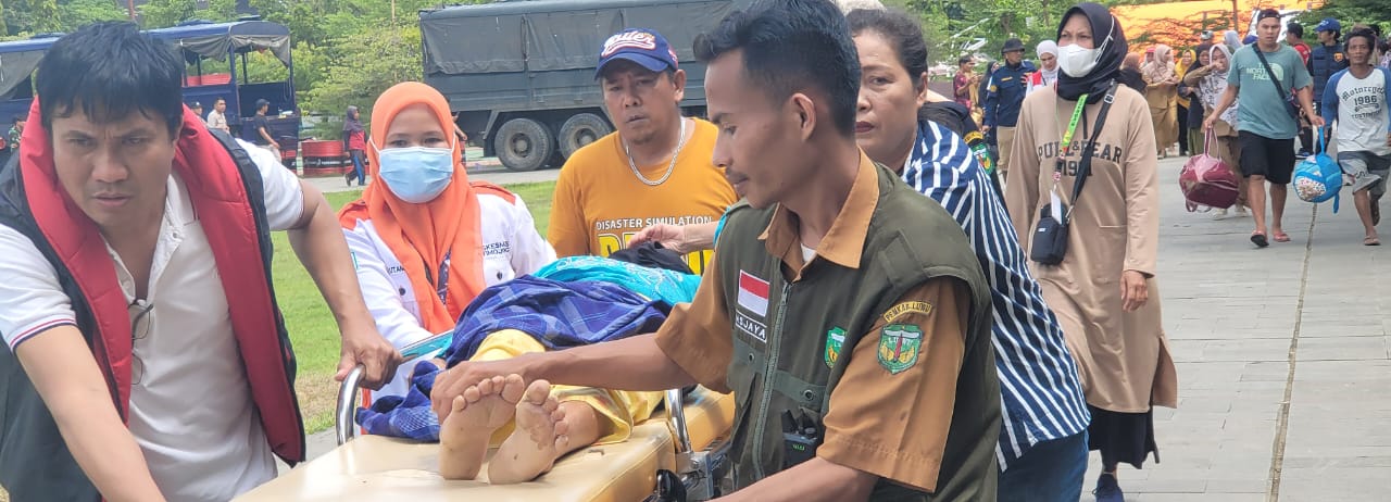 Nakes Sulsel Rela Jalan Kaki untuk Layani Korban Banjir dan Longsor di Titik Terisolir Latimojong